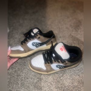 Brown, white, and black, size 5